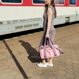 🚆 Cestujem štýlovo 💕 Moja handmade koženková taška od Royal Sewings ide so mnou všade – aj na vlakové dobrodružstvá! Je...
